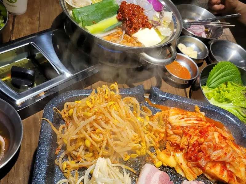 해물탕과 구워진 삼겹살