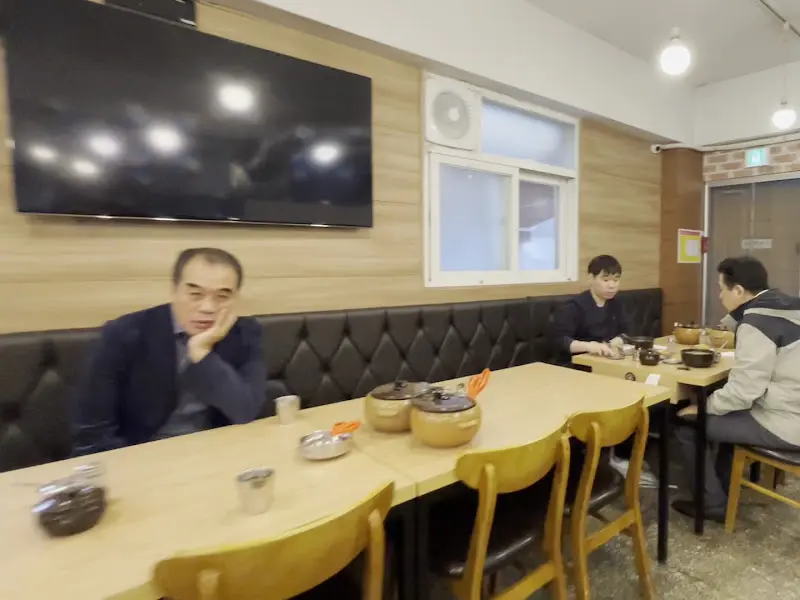 군포식당 내부 테이블