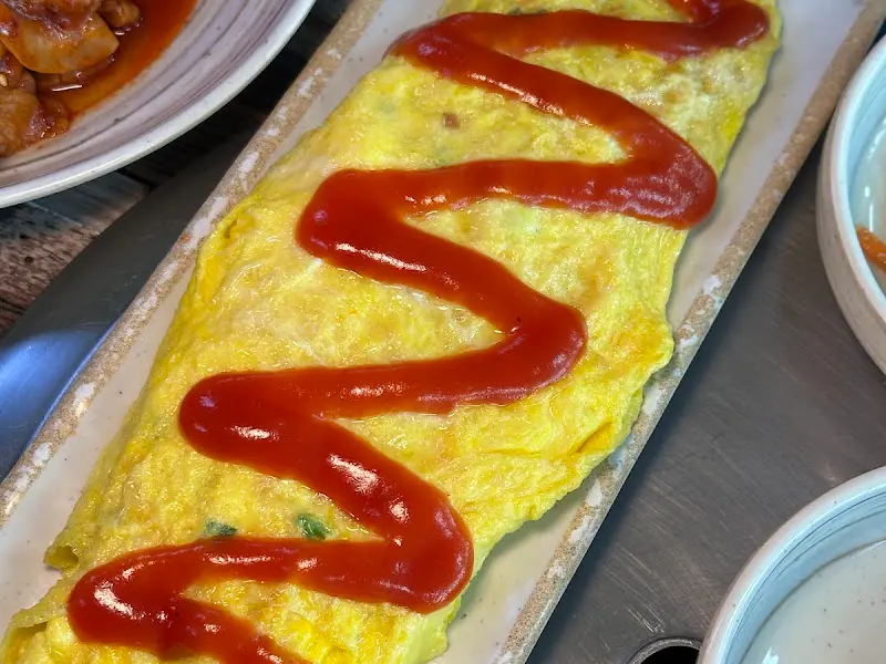 케첩으로 장식된 계란말이