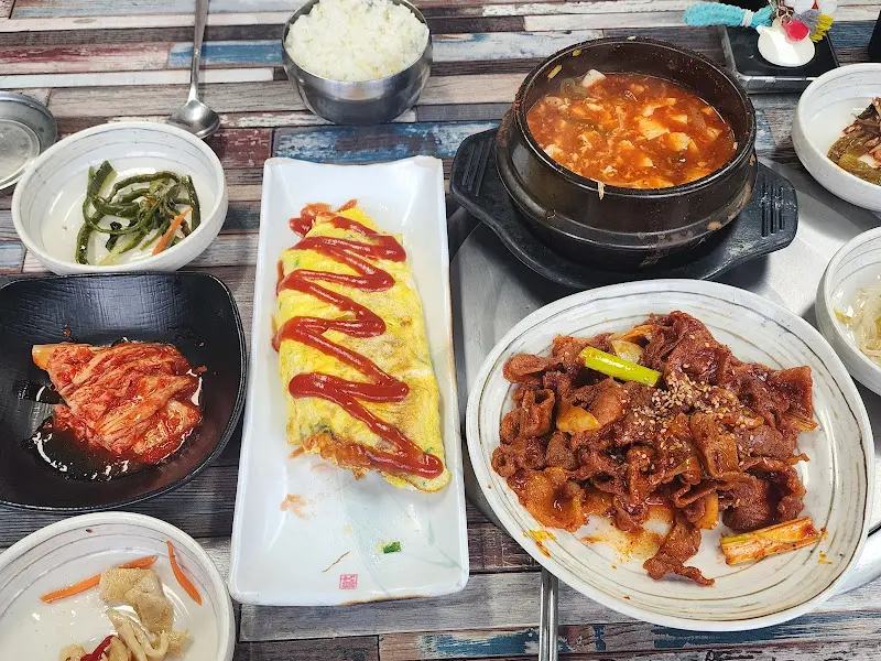 다양한 반찬과 함께 즐기는 백반