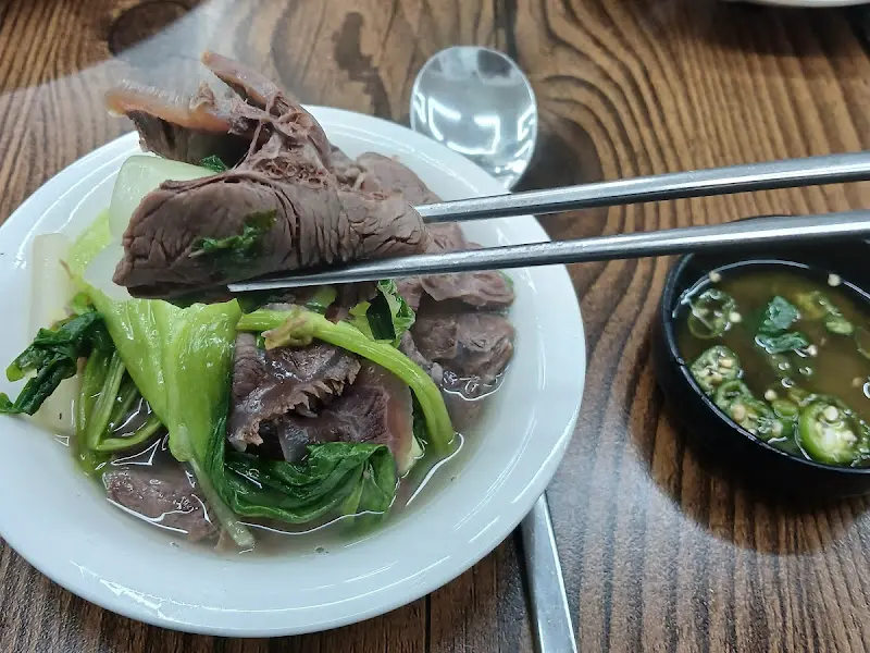 수육을 소스에 찍어먹는 모습