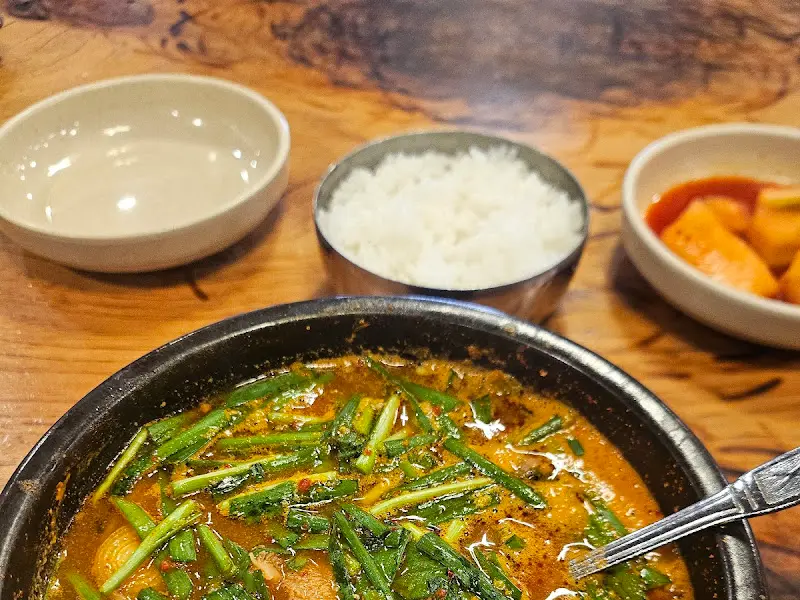부추를 듬뿍 넣은 얼큰내장탕