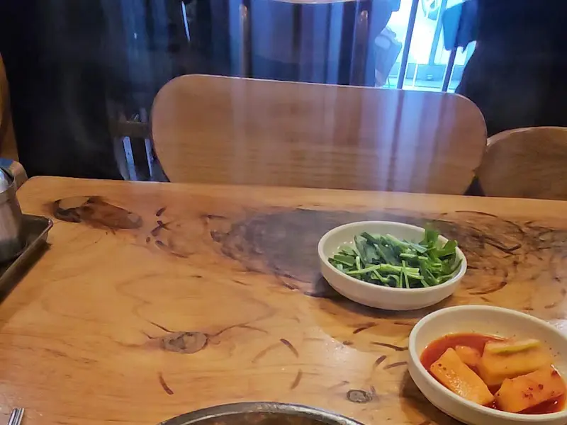 테이블 위에 놓인 밑반찬