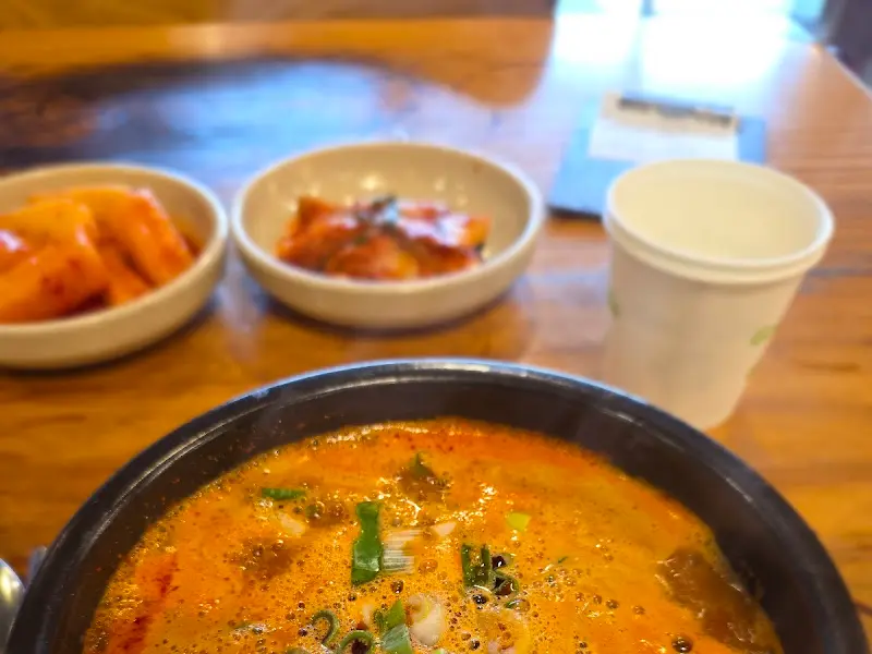 얼큰내장탕과 깍두기