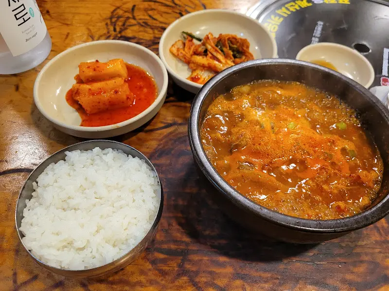 얼큰내장탕 한 상 차림