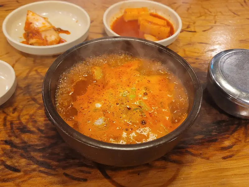 뚝배기에 담긴 얼큰내장탕