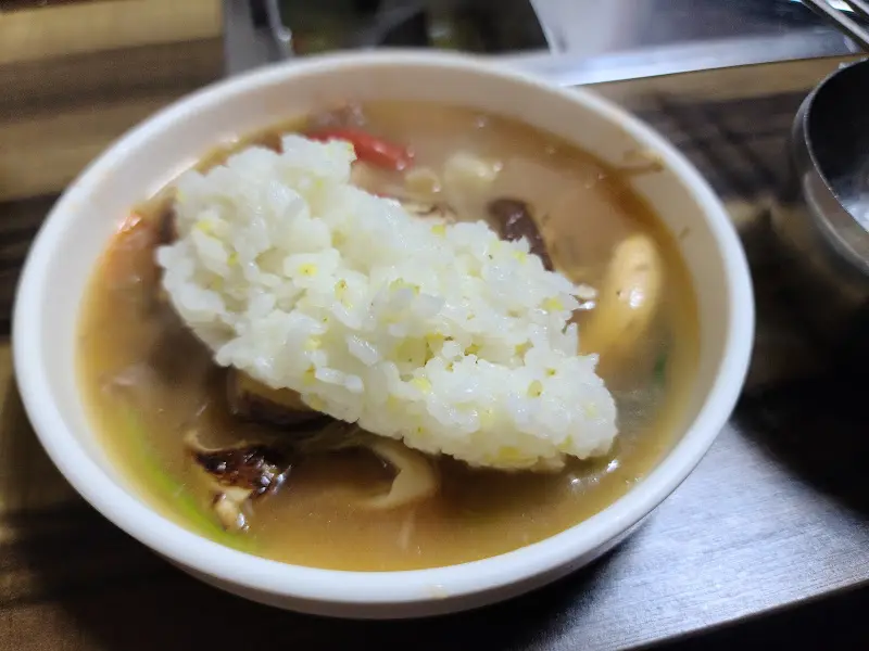 따뜻한 국물에 말아 먹는 밥