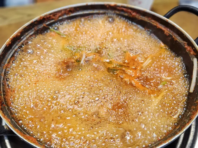 매운 복국이 끓고 있는 모습