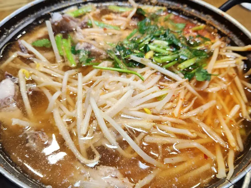 푸짐한 콩나물이 들어간 복어국