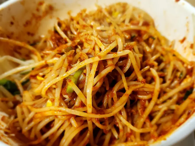 매콤하게 무쳐진 콩나물 무침