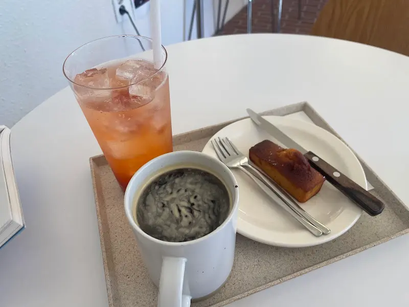 플랫 화이트와 휘낭시에