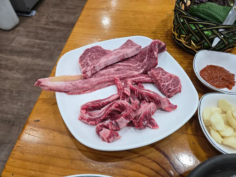 접시에 담긴 신선한 갈빗살. 붉은 색과 흰색 마블링의 조화가 먹음직스럽다.