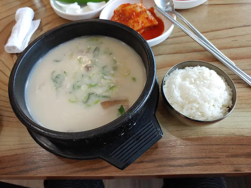 소머리국밥과 깍두기, 양파, 쌈장의 조화