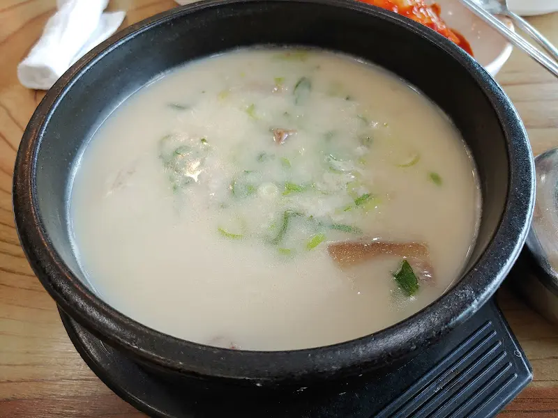 뽀얀 국물에 파가 송송 썰어져 있는 곰탕