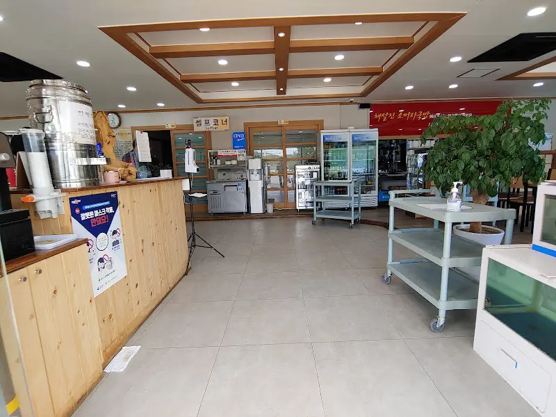 깔끔하고 넓은 식당 내부