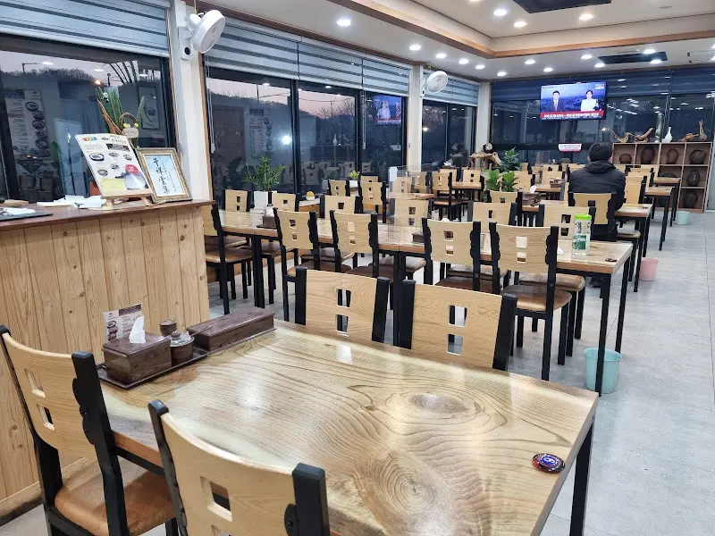 넓고 깨끗한 채설진 소머리국밥 내부