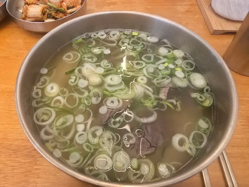 파가 듬뿍 올려진 곰탕