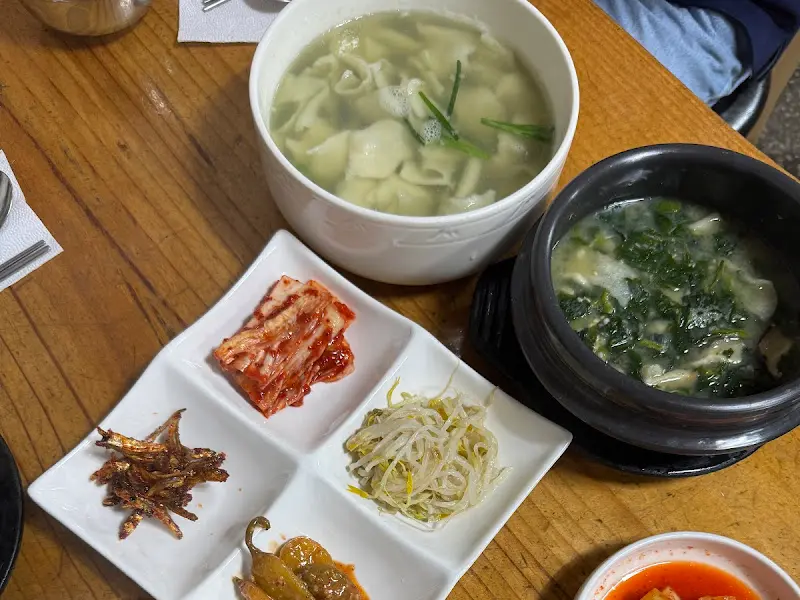 다슬기 수제비와 반찬