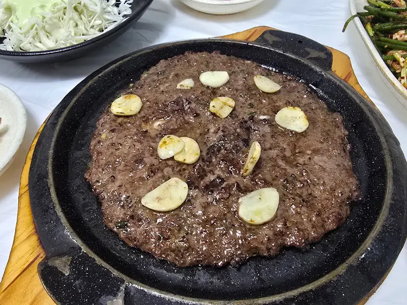 마늘이 듬뿍 올려진 떡갈비