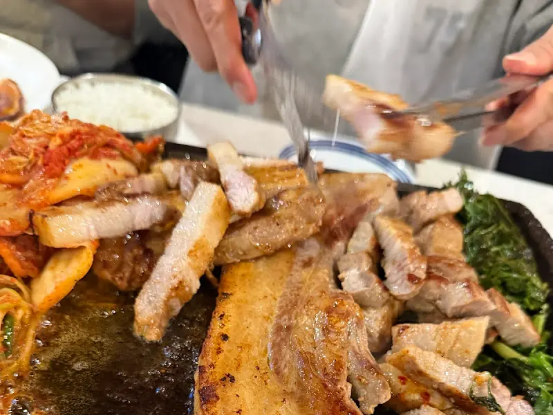 천포회관 삼겹살 자르기