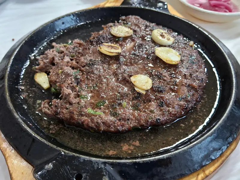 윤기가 자르르 흐르는 떡갈비