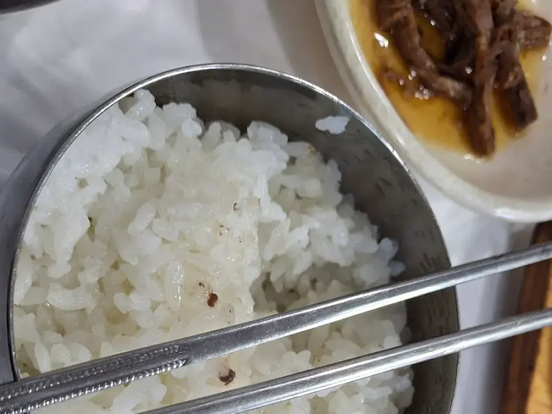 곰탕 국물과 함께 제공되는 공기밥