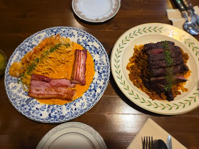 테이블 위에 놓인 파스타