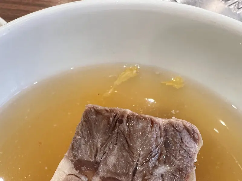 테이블 아래 설치된 장치