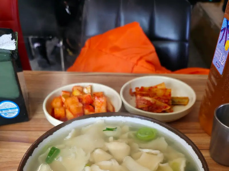 다슬기 수제비와 깍두기, 김치