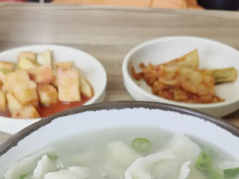 다슬기 수제비와 깍두기, 김치