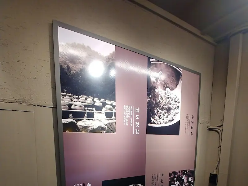 옥화식당 벽면 사진