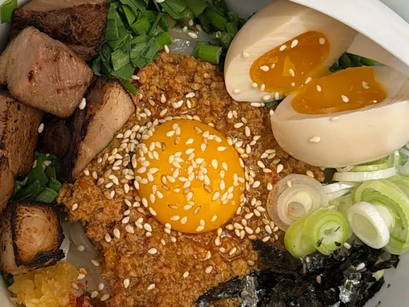 푸짐한 토핑이 인상적인 마제소바