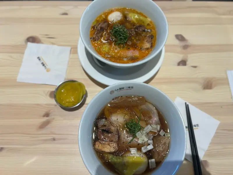 테이블 위에 놓인 라멘