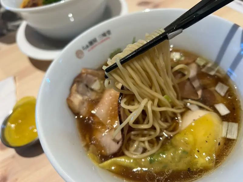 젓가락으로 면을 들어올린 모습