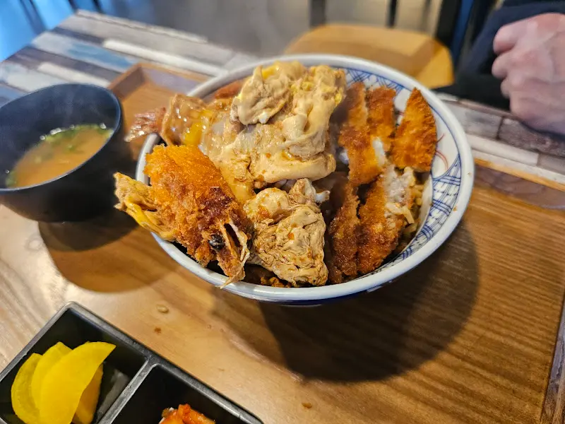 새우튀김, 돈까스, 계란의 조화가 돋보이는 미야자키의 믹스카츠동