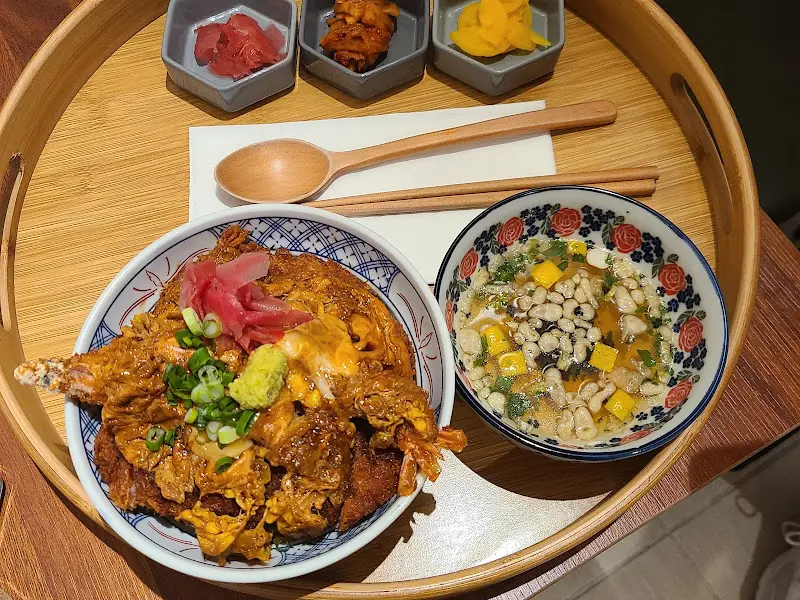 정갈하게 담겨 나온 믹스카츠동 정식 한 상 차림