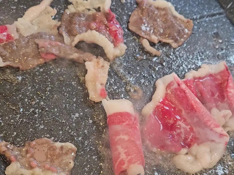 불판 위에서 익어가는 불고기