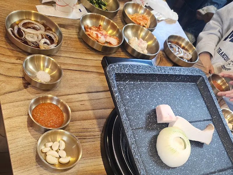 테이블 가득 차려진 밑반찬