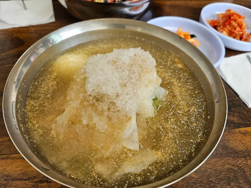 김가루와 깨가 듬뿍 뿌려진 비빔국수