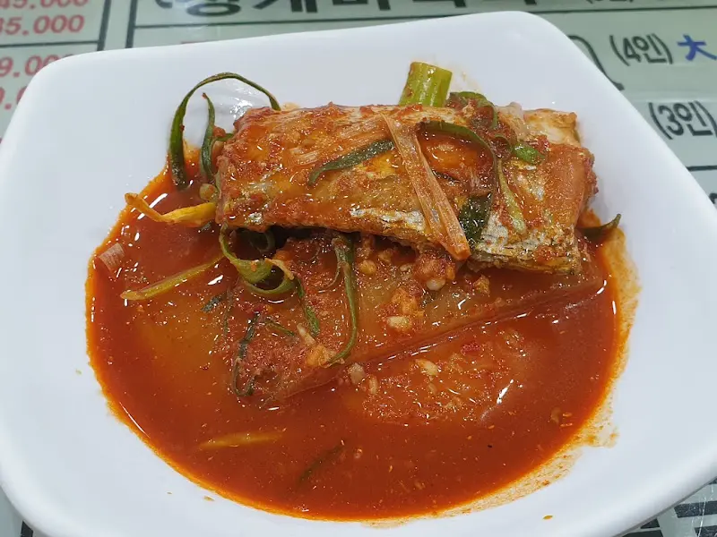 접시에 담긴 갈치조림의 모습. 큼지막한 갈치 살이 보인다.