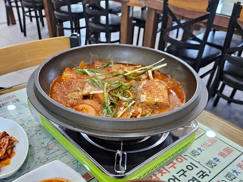 버너 위에 올려진 갈치조림 냄비의 모습.