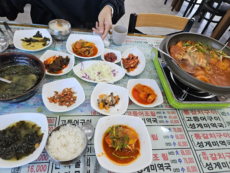 테이블 위에 놓인 갈치조림 냄비와 밥그릇, 국그릇.