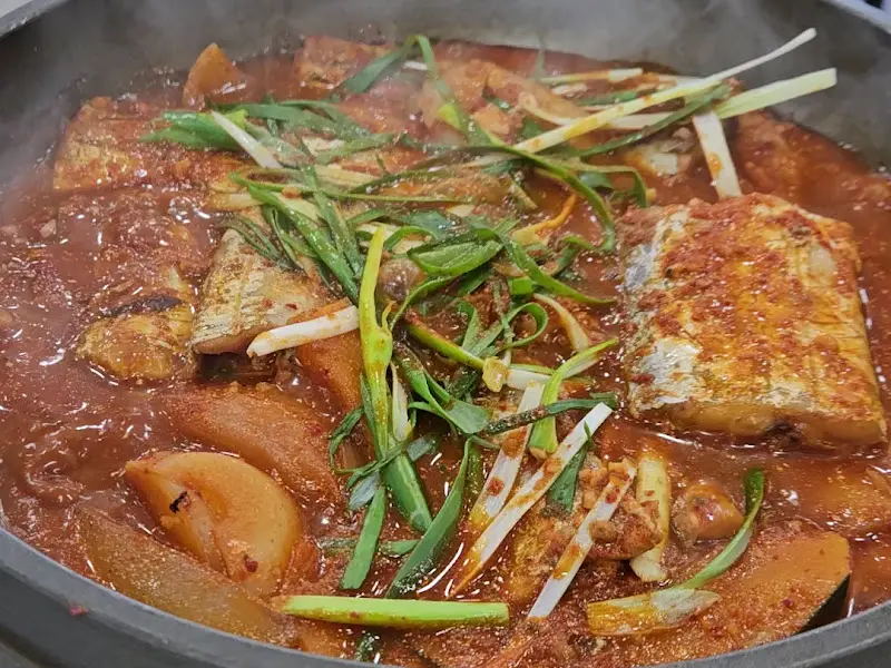 보글보글 끓는 갈치조림의 모습.