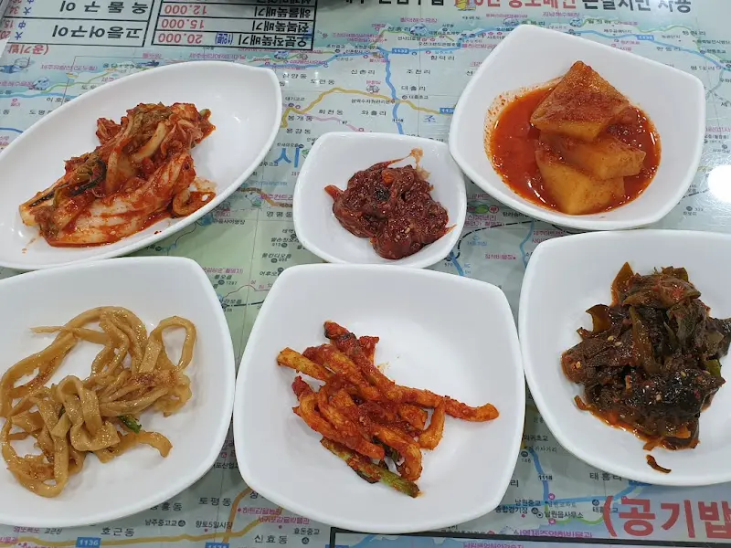 테이블 위에 놓인 다양한 밑반찬 접시들.