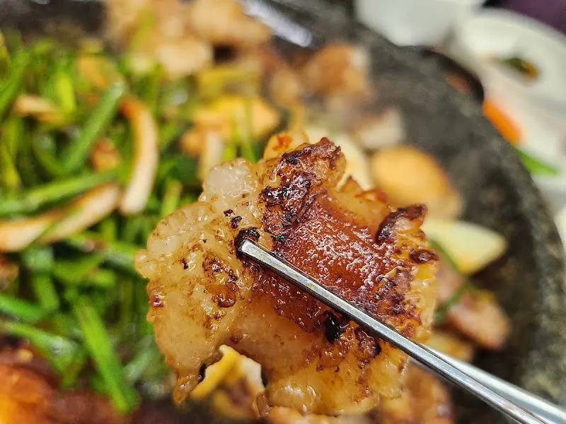 젓가락으로 집은 곱창