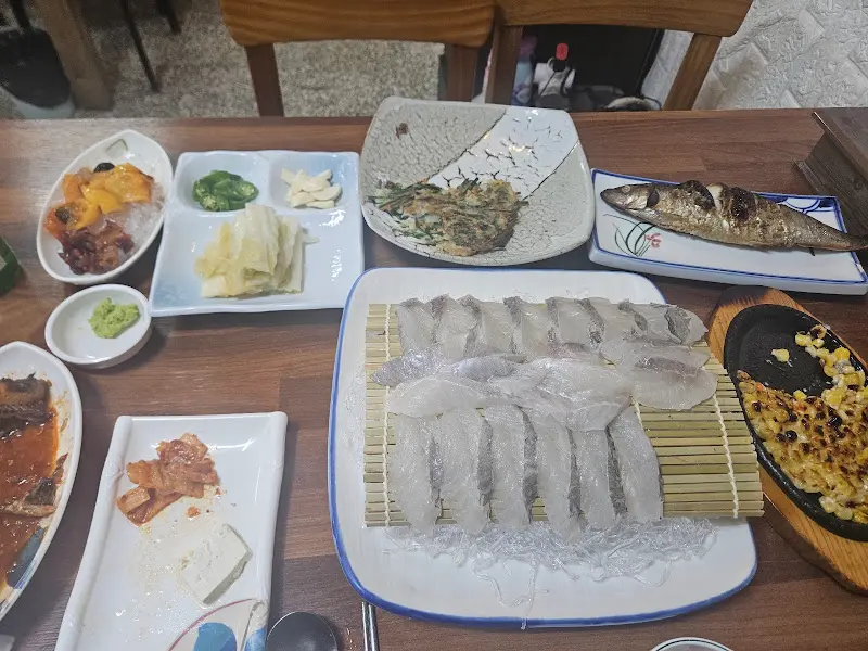 푸짐한 곁들임 메뉴와 우럭회