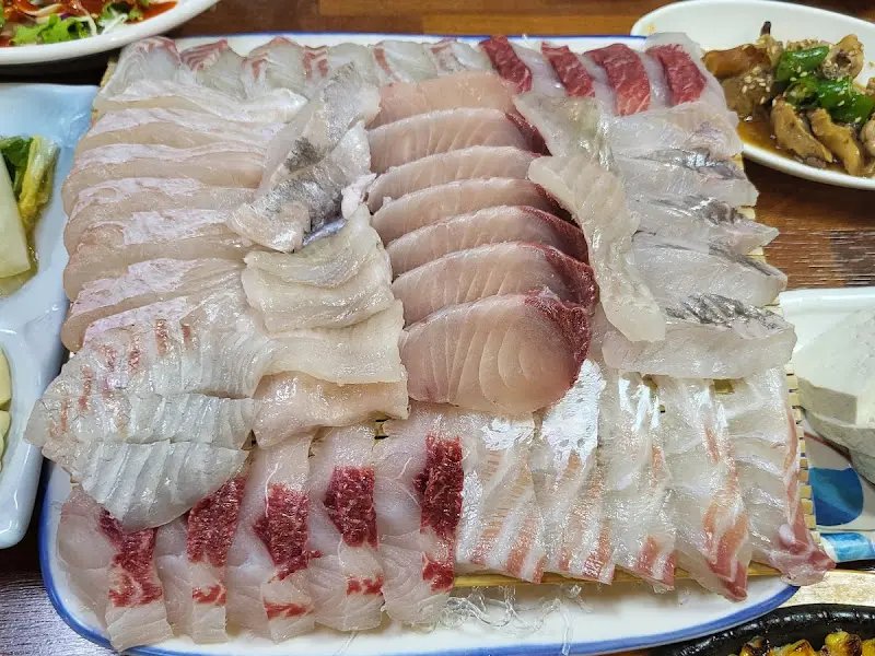 두툼하게 썰린 우럭회