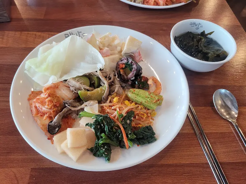 다채로운 뷔페 음식