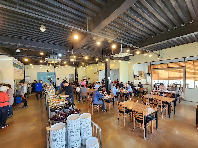 넓고 쾌적한 식당 내부