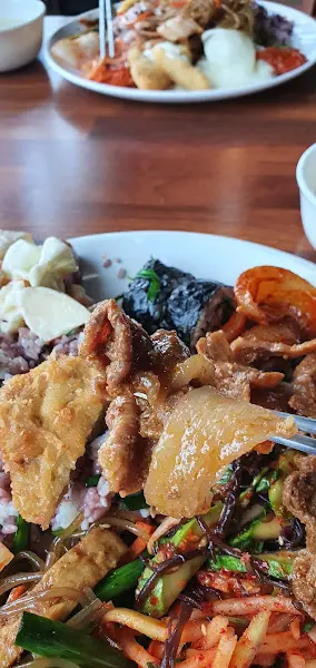 푸짐하게 담은 뷔페 음식